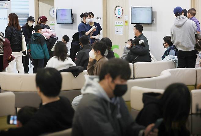 독감이 유행 중인 11일 성북구 우리아이들병원 진료실이 진료를 받기 위해 기다리는 어린이들로 붐비고 있다. 사진=연합뉴스