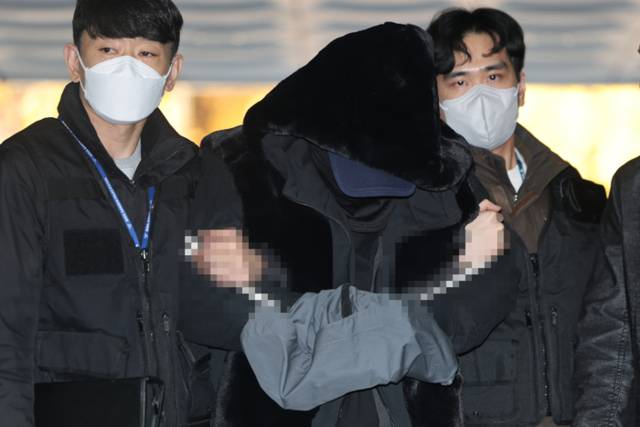 서울 도심에서 일본인 관광객 모녀를 들이받아 이들 중 어머니인 50대 여성을 숨지게 한 음주운전자 서모씨가 지난 5일 서울 서초구 서울중앙지방법원에서 열린 구속 전 피의자 심문(영장실질심사)에 출석하고 있다. 연합뉴스