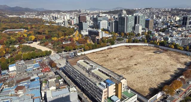서울 종묘(왼쪽 위)와 논란의 세운4구역(오른쪽 빈터) 모습. 연합뉴스