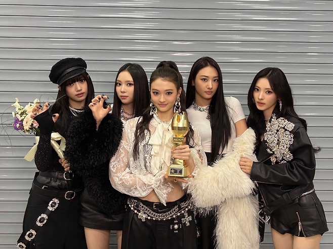 MEOVV. 더블랙레이블