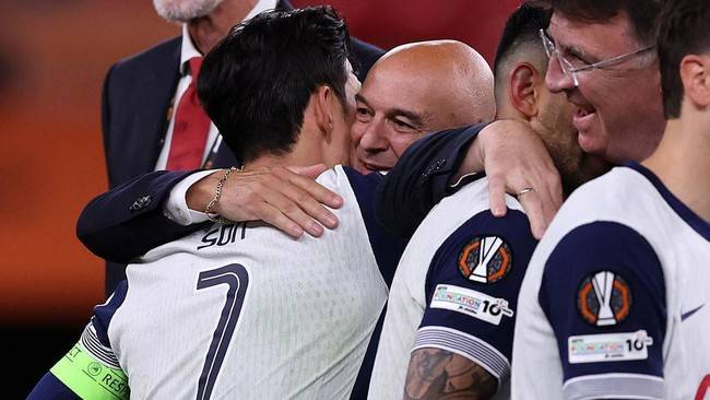 2024~2025시즌 토트넘의 유로파리그 우승 후 손흥민과 다니엘 레비 당시 회장이 포옹하고 있다. 게티이미지코리아