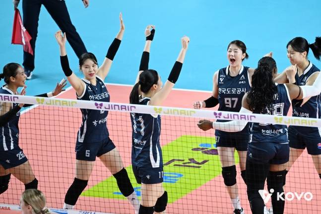한국도로공사 선수들이 15일 김천 실내체육관에서 열린 진에어 2025~2026 V리그 여자부 정규리그 2라운드 현대건설과 홈 경기에서 득점 후 기뻐하고 있다. /사진=한국배구연맹 제공