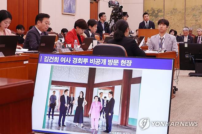 '김건희 근정전 어좌 착석' 의혹 답변하는 정용석 사장 (서울=연합뉴스) 김주성 기자 = 정용석 국립박물관문화재단 사장이 지난달 22일 서울 여의도 국회에서 열린 문화체육관광위원회의 국립중앙박물관 등에 대한 국정감사에서 김건희 여사의 경복궁 근정전 어좌 착석 의혹과 관련한 더불어민주당 양문석 의원의 질의에 답하고 있다. 2025.11.15 utzza@yna.co.kr