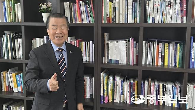 제34회 경기도문학상 대상에 선정된 김훈동 시인. 임창희기자