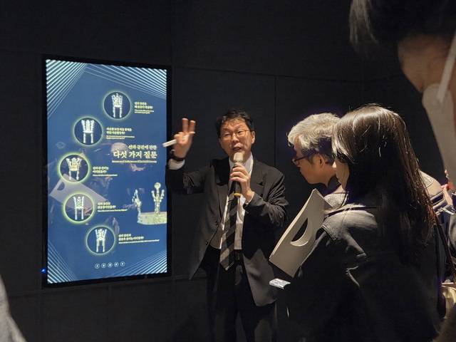 국립경주박물관을 찾은 관람객들이 신라 금관에 대한 설명을 듣고 있다. 강시일 기자