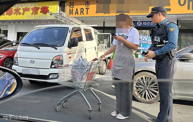 지난 14일 오후 3시께 제주시 연동의 한 골목길에서 노형지구대 김경태 순경이 외국인에게 신분증 제시를 요구하고 있다. ⓒ제주의소리