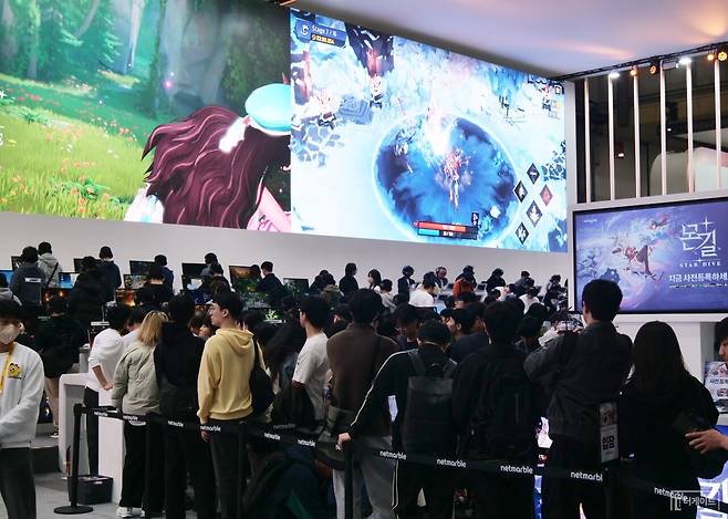 지스타 2025 행사에서 NC 다음으로 관심을 모은 넷마블 부스 현장. 사진=박승민 기자