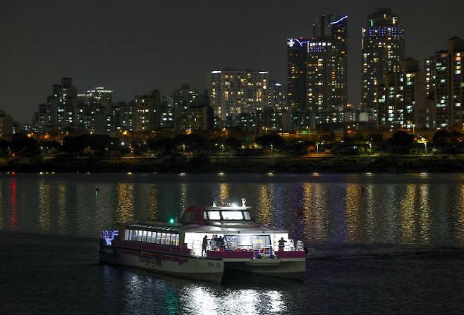 지난 15일 서울 한강버스가 서울 송파구 잠실선착장 인근 강바닥에 걸려 멈춰 있다. (사진=연합뉴스)