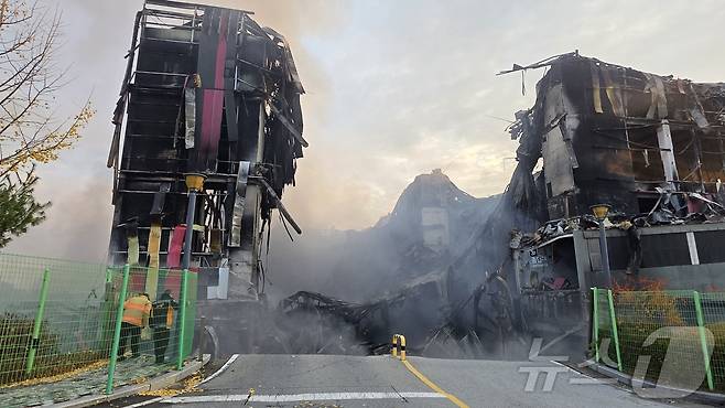 이랜드 물류창고 화재 이틀 째인 16일 충남 천안 동남구 이랜드패션 물류센터 창고 정문 출입구가 완전히 붕괴돼 기둥부를 남기고 붕괴돼 있다. 소방당국은 대응1단계를 유지한 채 화재 진압을 이어가고 있다. 2025.11.16/뉴스1 ⓒ News1 이시우 기자