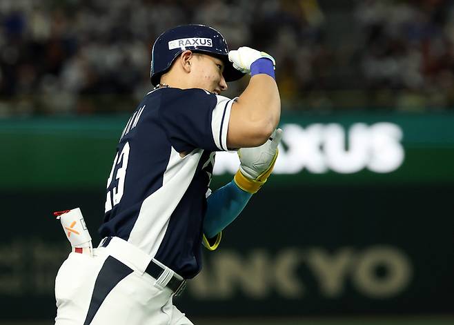 15일 일본 도쿄돔에서 열린 2025 K베이스볼 시리즈 대한민국과 일본의 평가전. 4회초 무사 1루 안현민이 선제 투런홈런을 쏘아올린 뒤 그라운드를 돌고 있다. 사진 | 도쿄=연합뉴스