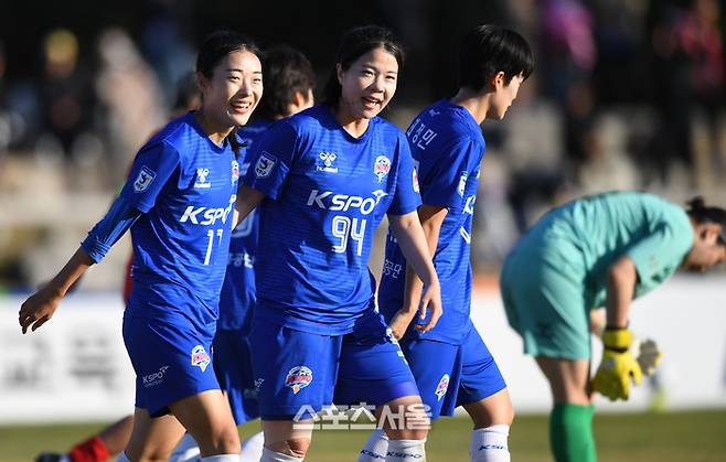 화천 KSPO 위재은(왼쪽)이 15일 화천생활체육공원 주경기장에서 열린 2025 WK리그 챔피언결정전 서울시청과 2차전에서 골을 넣은 후 환호하고 있다. 2025.11.15. 화천 | 최승섭기자 thunder@sportsseoul.com