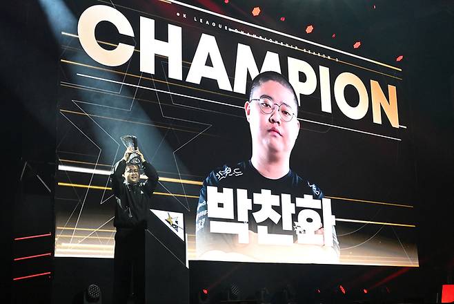 ‘KT 내전’으로 치러진 ‘2023 FC 온라인 eK리그 챔피언십’ 시즌2 결승에서 신예 박찬화가 데뷔 첫 개인전 챔피언에 올랐다. 사진 | 넥슨