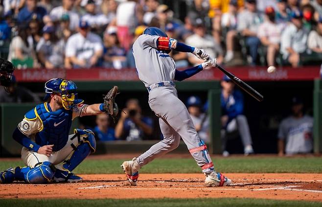 LA 다저스 김혜성이 28일(현지시간) 미국 워싱턴주 시애틀 T-모바일 파크에서 열린 2025 ML 시애틀전에서 2회초 투런 홈런을 날리고 있다. 사진 | AFP연합뉴스