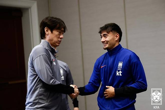 축구대표팀 홍명보 감독과 독일 태생 혼혈 선수로 태극마크를 단 옌스 카스트로프가 지난 9월 2일(한국시간) 미국 뉴저지주에 있는 축구대표팀 숙소에서 만나 악수하며 웃고 있다. 사진 | 대한축구협회