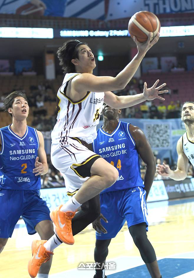 창원 LG 타마요가 12일 서울 잠실실내체육관에서 열린 2025~2026 프로농구 서울 삼성과 경기에서 슛을 시도하고 있다. 잠실 | 최승섭기자 thunder@sportsseoul.com