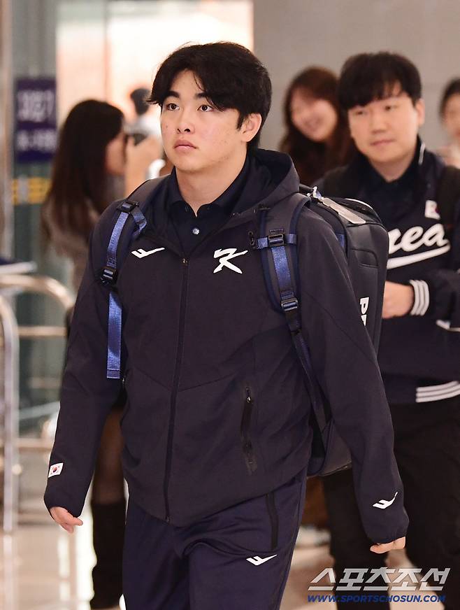 12일 오후 야구국가대표팀 선수들이 일본과 평가전을 위해 일본 도쿄로 출국했다. 출국장을 나서고 있는 문현빈. 김포공항=송정헌 기자songs@sportschosun.com/2025.11.12/
