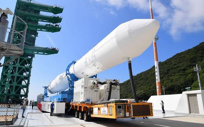 지난 9월 16일 전남 고흥군 나로우주센터에서 누리호가 4차 발사를 앞두고 최종 시험을 위해 발사대로 옮겨지고 있다. 한국항공우주연구원 제공. 연합뉴스