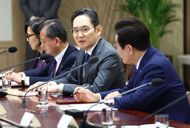 이재용 삼성전자 회장이 16일 용산 대통령실에서 열린 이재명 대통령 주재 한미 관세협상 후속 민관 합동회의에서 발언하고 있다. 연합뉴스