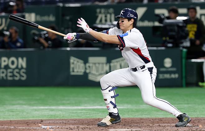 16일 일본 도쿄돔에서 열린 2025 K베이스볼 시리즈 대한민국과 일본의 평가전. 3회말 1사 만루 찬스 상황에 송성문이 선취 2타점 적시타를 때리고 있다. /연합뉴스