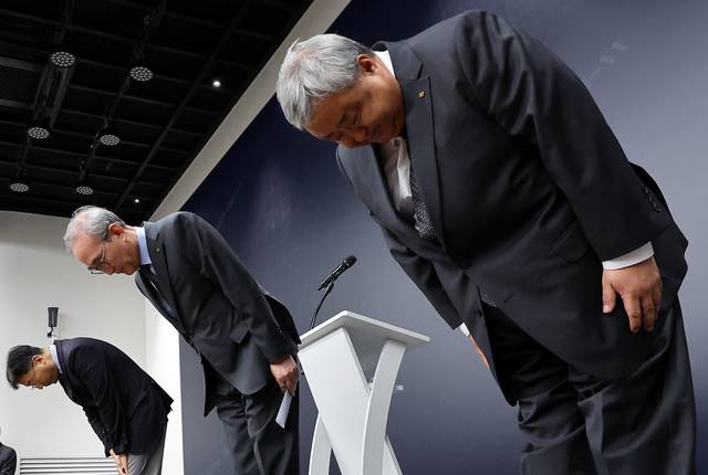 김영섭(거운데) KT 대표가 임원들과 함께 9월 11일 서울 종로구 KT 광화문빌딩 웨스트 사옥에서 무단 소액결제 피해에 대해 사과하고 있다. 박동욱기자