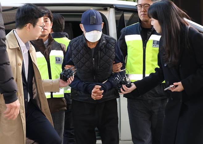 경기 부천 전통시장에서 돌진 사고를 내 21명의 사상자를 발생시킨 60대 트럭 운전자가 15일 구속 전 피의자 심문(영장실질심사)이 열리는 인천지법에 들어서고 있다. /사진=연합뉴스