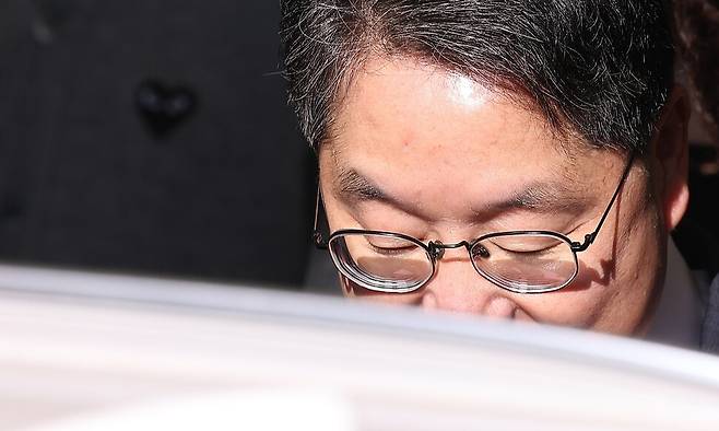 퇴임식을 마친 노만석 검찰총장 직무대행이 14일 서울 서초구 대검찰청을 나서며 차에 오르고 있다. 연합뉴스