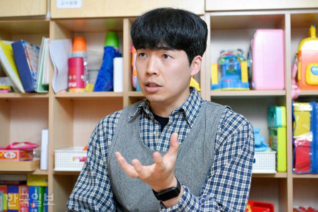 최요셉 교사가 10일 인천 부평 맑은내 어린이집에서 한국일보와 인터뷰를 하고 있다. 인천=임지훈 인턴기자