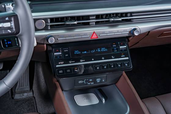 기어 레버가 운전대에 달린 현대 그랜저 하이브리드.