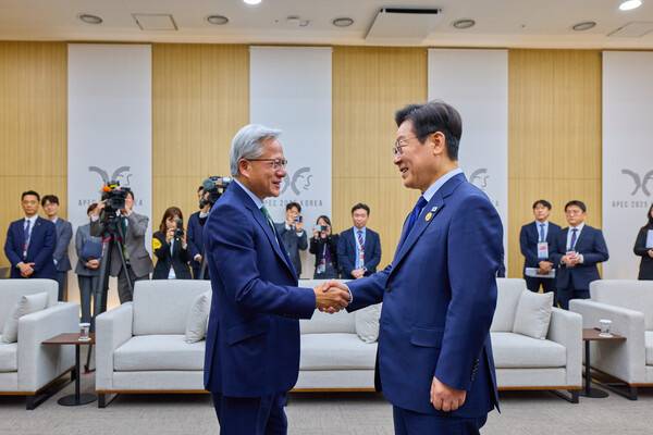 이재명 대통령이 지난 10월 31일 APEC 정상회의장인 경주화백컨벤션센터에서 젠슨 황 엔비디아 최고경영자와 인사하고 있다. 대통령실 제공