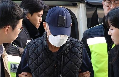 21명의 사상자를 낸 부천 1톤 트럭 운전사가 지난 15일 영장실질심사를 받기 위해 법원에 들어가고 있다. 연합뉴스 제공