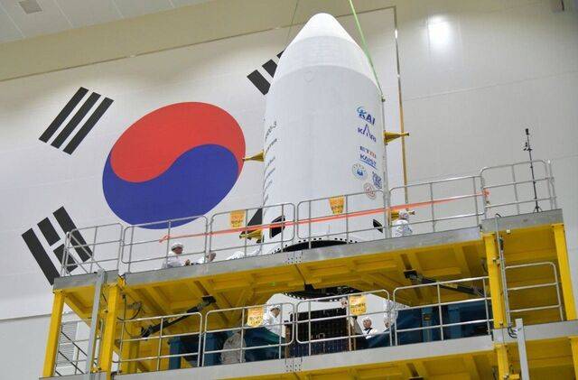 한국항공우주연구원은 17일 전남 고흥 나로우주센터에서 누리호 전체를 연결하는 전기체 총조립을 진행한다고 16일 밝혔다. 항우연은 지난 12일 누리호 3단부 페어링(보호 덮개) 작업을 완료했으며 이를 1·2단부와 조립하기 위한 이송 작업도 마쳤다. 사진은 항우연 연구진이 누리호 3단부 페어링 작업을 하는 모습. 항우연 제공