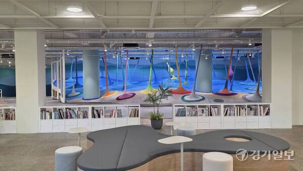 지난 15일부터 개시한 경기창작캠퍼스의 ‘갯벌놀이터’. 기증도서로 채워지는 ‘갯벌책방’에서는 놀이와 함께 자율로 독서를 즐길 수 있다. 이나경기자
