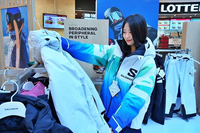 서울시 중구 소공동에 위치한 롯데백화점 본점 지하 1층 ‘살로몬 팝업스토어’에서 고객이 상품을 구경하고 있다. 롯데쇼핑