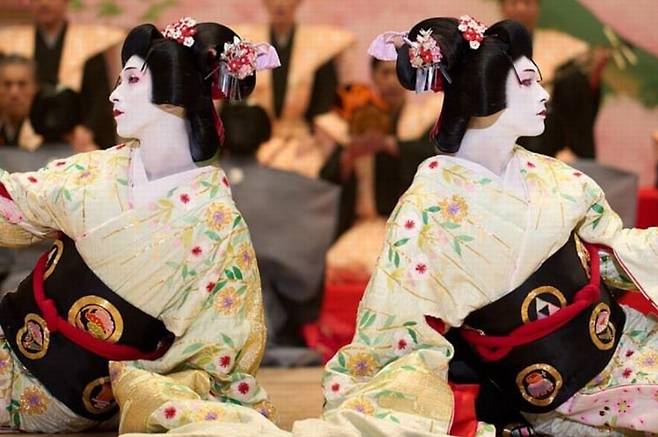 영화 '국보'의 한 장면. 일본 전통예술 가부키의 '왕좌'를 두고 죽은 야쿠자의 아들 키쿠오와 가부키 집안의 적자 슌스케가 맞붙는다. IMDb