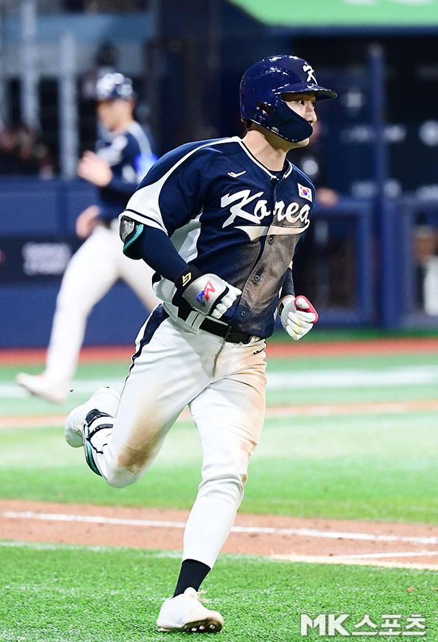 9일 오후 서울 고척스카이돔에서 ‘2025 NAVER K-BASEBALL SERIES’ 한국과 체코의 평가전이 열렸다. 4회초 2사 1, 3루에서 대표팀 신민재가 1타점 적시타를 치고 출루하고 있다. 사진=김영구 기자