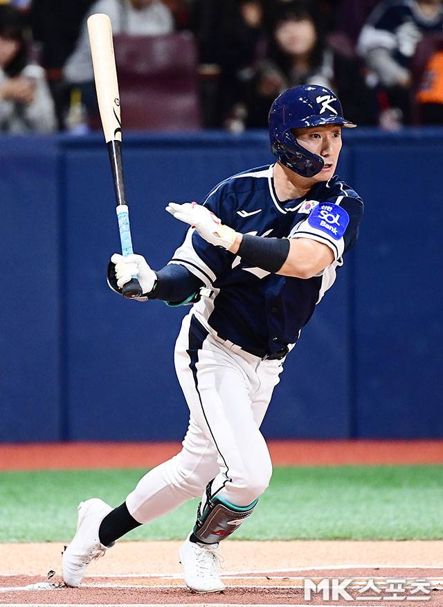 9일 오후 서울 고척스카이돔에서 ‘2025 NAVER K-BASEBALL SERIES’ 한국과 체코의 평가전이 열렸다. 1회초 무사에서 대표팀 신민재가 우전안타를 치고 있다. 사진=김영구 기자