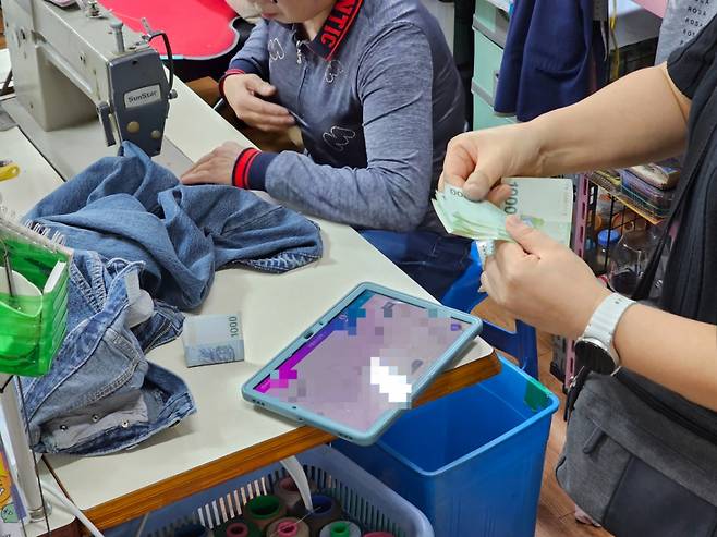 지난달 15일 강원 홍천군 홍천새마을금고 본점 소속 직원들이 홍천중앙시장 상인들로부터 파출수납을 하고 있다./사진=이창섭 기자.