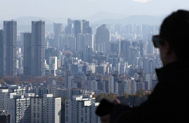 부동산 리서치 전문기업 리얼투데이가 한국부동산원 청약홈 데이터를 분석한 결과, 올해(1월~10월) 서울의 1순위 청약 평균 경쟁률이 136.02대 1로 집계됐다. 이는 최근 4년 만에 가장 높은 수치다. 서울 중구 남산에서 바라본 도심 아파트 단지들. /사진=뉴스1