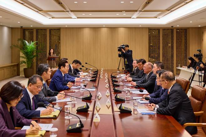 국내 주요 기업들이 향후 5년 동안 국내에 총 833조원 규모의 대규모 투자를 단행할 것을 약속했다. 사진은 이재명 대통령이 16일 서울 용산 대통령실 청사에서 열린 한미 관세협상 후속 민관 합동회의에서 발언하고 있는 모습. /사진=대통령실 제공