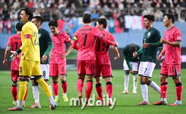 손흥민이 거친 파울로 옐로카드를 받은 이강인을 진정시키고 있다 / 대전 = 유진형 기자 zolong@mydaily.co.kr