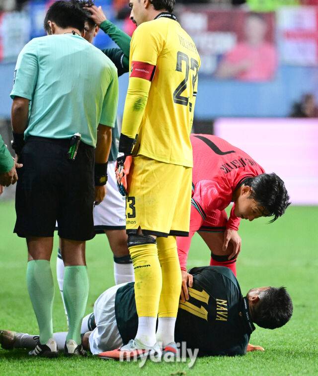 손흥민이 볼리비아 선수에게 이강인을 대신해 사과하고 있다 / 대전 = 유진형 기자 zolong@mydaily.co.kr