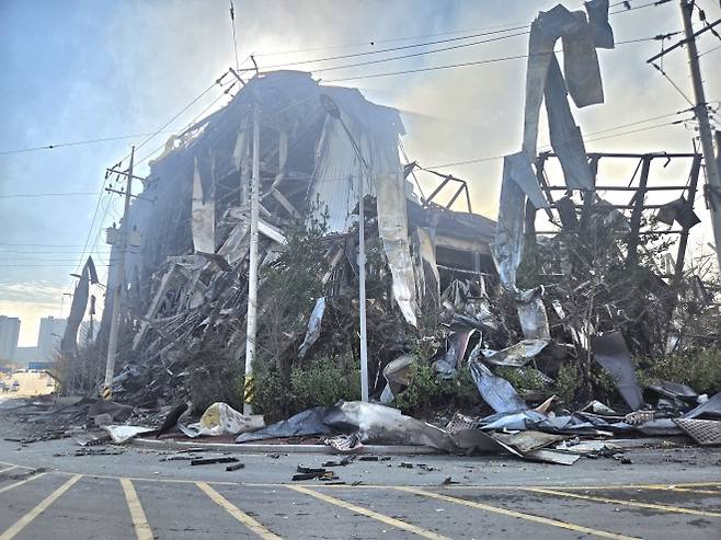 무너져 내린 천안 이랜드패션 물류센터 - 화재가 발생한 천안 이마트패션 물류센터 건물 일부가 붕괴돼 있다. 이종익 기자