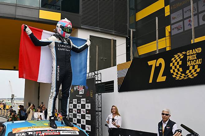 시즌 챔피언에 오른 얀 앨라셔가 레이스카 위에서 포즈를 취하고 있다. 사진: 김학수 기자