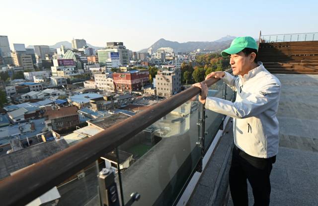 오세훈 서울시장이 이달 7일 서울 종로구 세운상가 옥상에서 열린 세운4구역 재개발 관련 현장 브리핑에서 주변 전망을 살펴보고 있다. 사진 제공=서울시