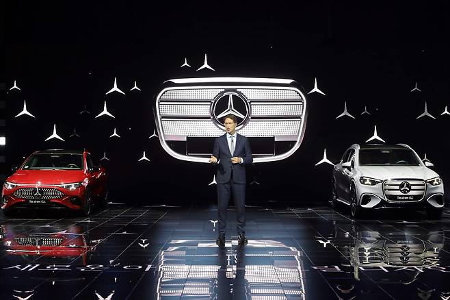 메르세데스-벤츠 그룹 AG 올라 칼레니우스 CEO가 ‘메르세데스-벤츠 미래 전략 간담회’에서 브랜드의 차세대 전동화 모델인 디 올-뉴 일렉트릭 CLA(왼쪽)와 디 올-뉴 일렉트릭 GLC를 소개하고 있다 사진제공 |메르세데스-벤츠 코리아