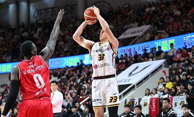 LG 칼 타마요(오른쪽)이 16일 안양 정관장 아레나에서 열린 정관장전에서 조니 오브라이언트의 수비를 피해 3점슛을 시도하고 있다. 사진제공|KBL