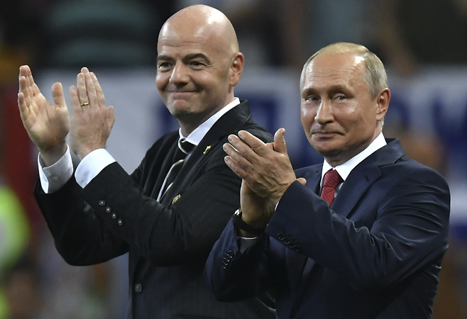 지아니 인판티노 FIFA 회장(왼쪽)과 블라디미르 푸틴 러시아 대통령이 2018년 7월 15일 모스크바 루즈니키 스타디움에서 열린 2018 FIFA 월드컵 결승전 종료 후 시상식 무대에서 선수들을 향해 박수를 보내고 있다. 게티이미지