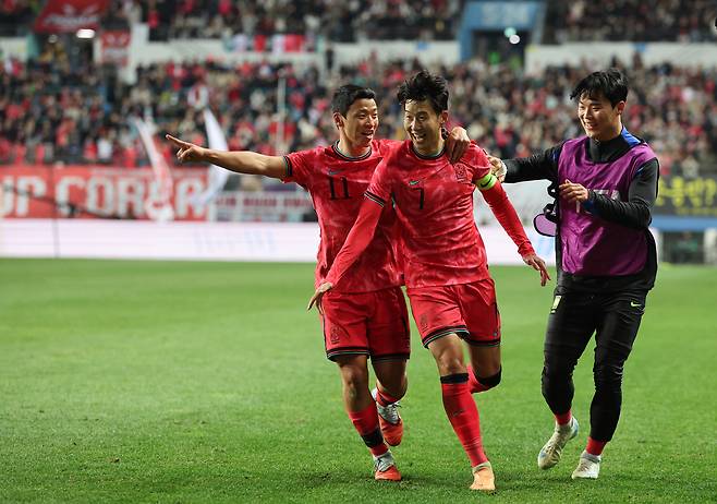 14일 대전월드컵경기장에서 열린 남자축구 국가대표 A매치 평가전 대한민국과 볼리비아의 경기. 손흥민이 골을 넣은 뒤 세리머니를 하고 있다. 연합뉴스