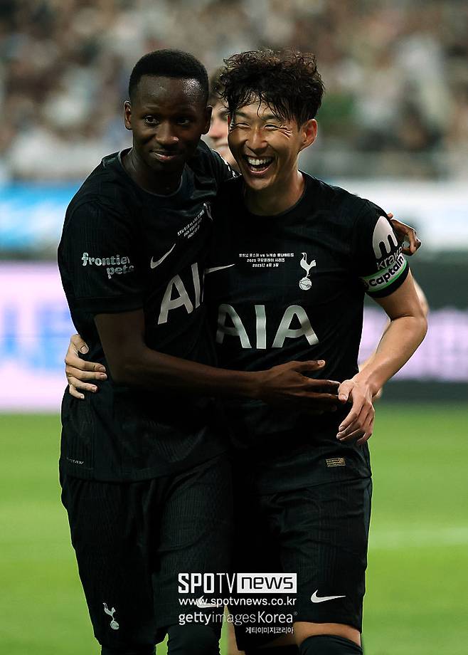 ▲ 손흥민과 토트넘의 재회 자체는 감동적인 순간이 될 것이다. 팬들이 그의 마지막을 제대로 보내고 싶어 하는 것도 당연하다. 하지만 재회 장소가 또다시 한국이라는 점은 분명한 의구심을 안긴다.