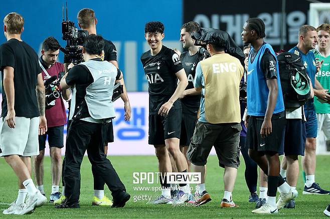 ▲ 손흥민과 토트넘의 재회 자체는 감동적인 순간이 될 것이다. 팬들이 그의 마지막을 제대로 보내고 싶어 하는 것도 당연하다. 하지만 재회 장소가 또다시 한국이라는 점은 분명한 의구심을 안긴다.